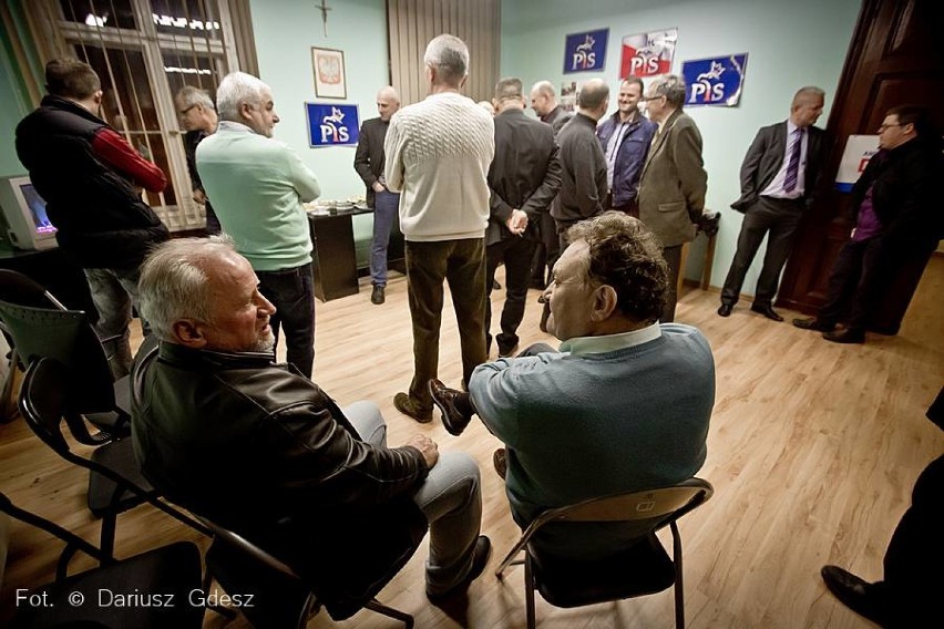 Wieczór wyborczy w wałbrzyskich siedzibach PiS oraz PO