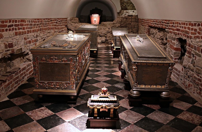 Pięć królewskich sarkofagów wróciło po odnowie do krypty na Wawelu