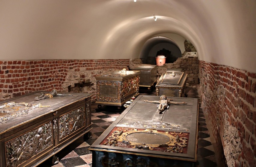 Pięć królewskich sarkofagów wróciło po odnowie do krypty na Wawelu