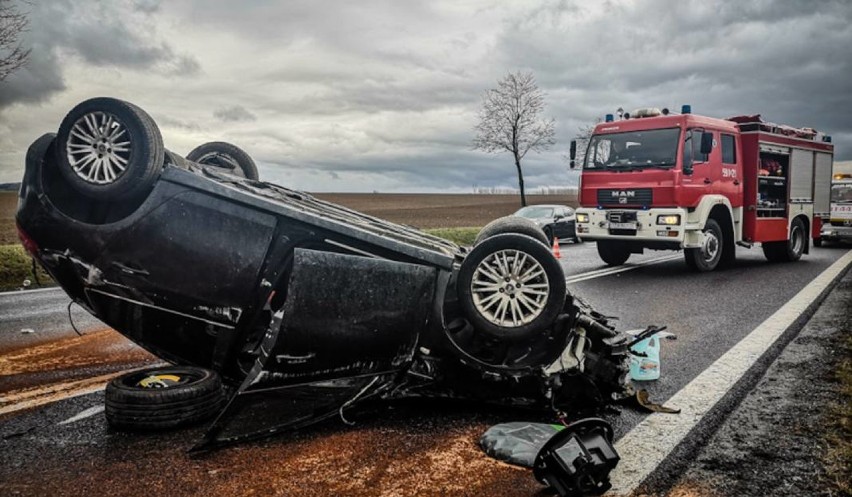 Wypadek w Ząbkowicach Śląskich. Dachowanie fiata [ZDJĘCIA]