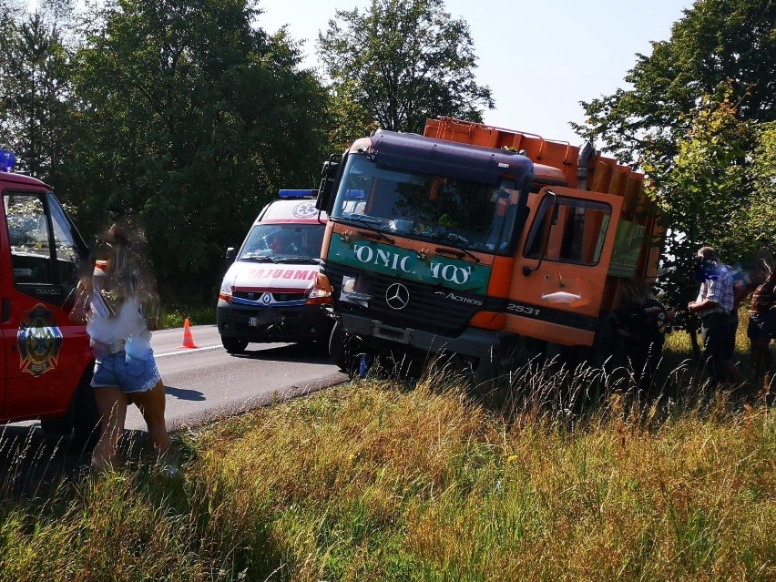 Gmina Drużbice: Śmieciarka wjechała do rowu. Pasażerowie trafili do szpitala [ZDJĘCIA]