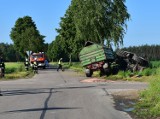 Wypadek w Ostaszewie. Zderzenie ciągnika z osobówką. Dwie osoby trafiły do szpitala. Zdjęcia 