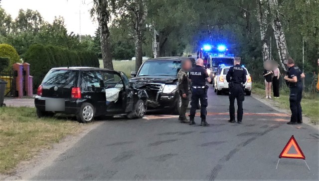 Policjanci pracowali na miejscu wypadku drogowego, do którego doszło w Nowej Wsi Kościerskiej w gminie Kościerzyna. Kierująca vw czołowo zderzyła się z mitsubishi