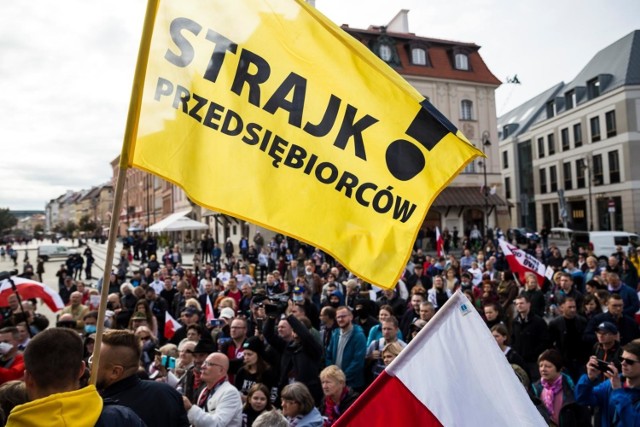 Pandemia koronawirusa i związane z nią obostrzenia towarzyszą nam już rok. Od dawna zadajemy sobie pytanie, kiedy rząd ostatecznie poluzuje obostrzenia. Sytuacja jest dynamiczna i decyzja w każdej chwili może zostać zmieniona. Kluczowy wydaje współczynnik zakażeń na COVID-19. Obecnie pełny lockdown obowiązuje w dwóch województwach, a dla trzech kolejnych wydano ostrzeżenie. Tymczasem  rząd podał wstępną datę końca lockdownu. Poznajcie szczegóły!

Czytaj dalej. Przesuwaj zdjęcia w prawo - naciśnij strzałkę lub przycisk NASTĘPNE

POLECAMY TAKŻE:

Covidowe omdlenia. Czy są groźne? Jaki przebieg? Lista objawów COVID-19 się wydłuża

Bądź przygotowany na Covid-19. Co warto mieć w domowej apteczce?