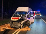 Kolizja na trasie z Żar do Zielonej Góry. Koło odpadło z ciężarówki i uderzyło w bus Poczty Polskiej