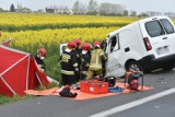 Leszno. Śmiertelny wpadek na drodze 309. Peugeot uderzyl w tył ciągnika [ZDJĘCIA i FILM]