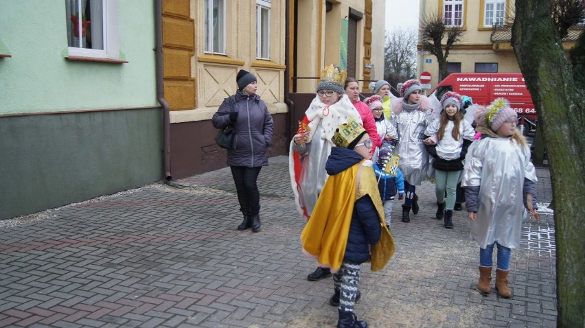 Barwny Orszak Trzech Króli przeszedł ulicami Kłecka pod hasłem "Odnowi oblicze ziemi" [FOTO]