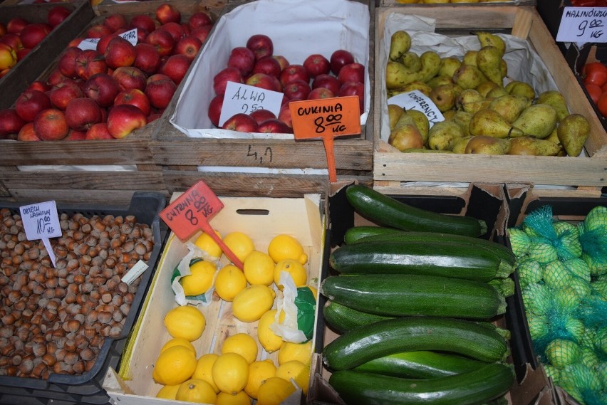 Ile kosztują jabłka, kapusta, pomidory, cukinia, orzechy? Sprawdzamy ceny warzyw i owoców na targowiskach
