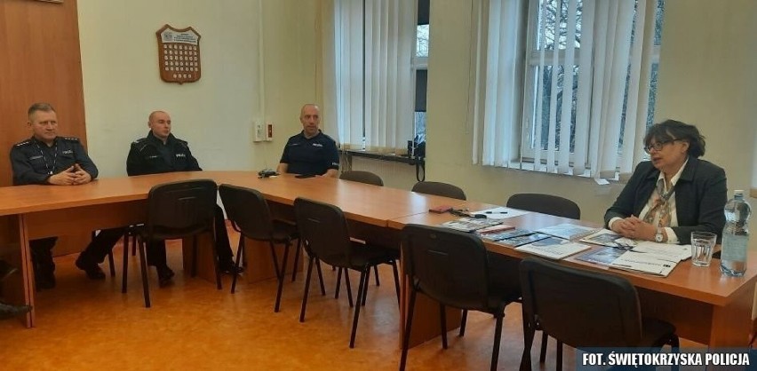 Policjanci z Ostrowca Świętokrzyskiego uczyli się, jak postępować w kontakcie z niewidomymi. Zobacz zdjęcia