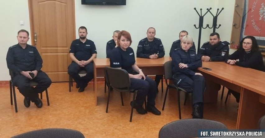 Policjanci z Ostrowca Świętokrzyskiego uczyli się, jak postępować w kontakcie z niewidomymi. Zobacz zdjęcia