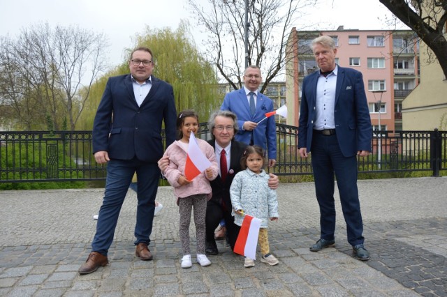 Z okazji Dnia Flagi Rzeczypospolitej Polskiej rozdali mieszkańcom łącznie około 250 chorągiewek na ulicy Staromiejskiej w Lęborku.