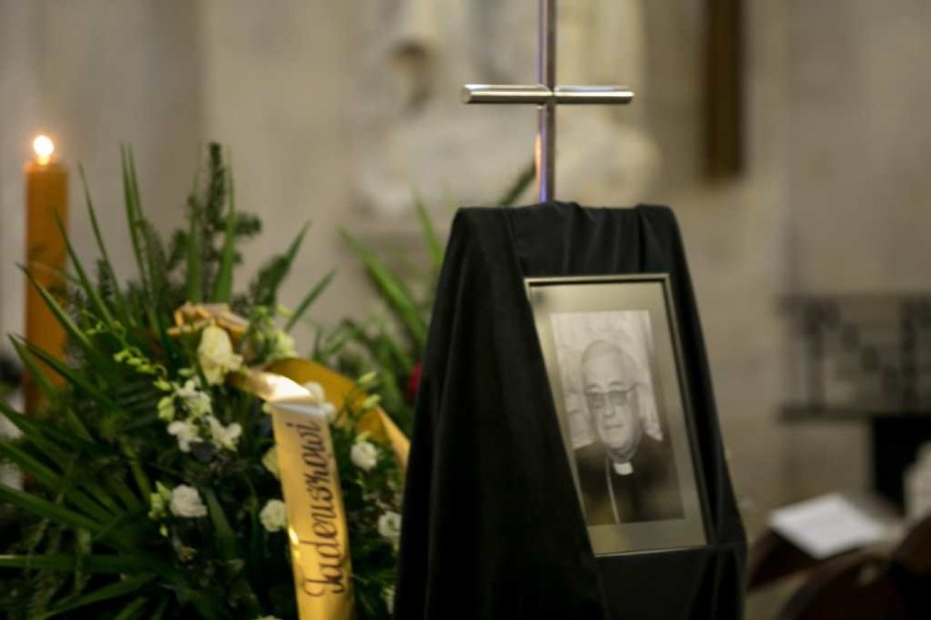 Pogrzeb biskupa Tadeusza Pieronka. Tłumy zgromadziły się w kościele Piotra i Pawła [ZDJĘCIA]