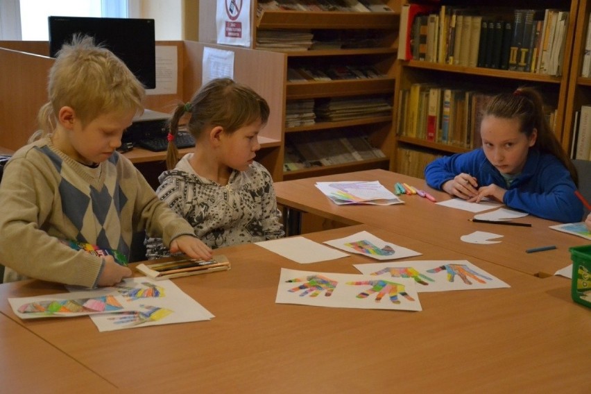 W Miejskiej Bibliotece Publicznej w Lipnie dzieci w sposób kreatywny spędziły czas w dwa kolejne czwartki [zdjęcia]