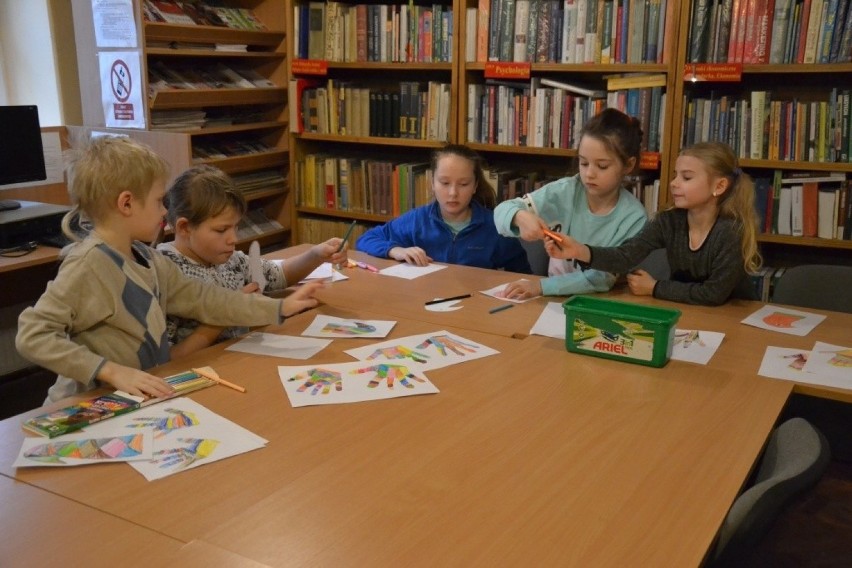 W Miejskiej Bibliotece Publicznej w Lipnie dzieci w sposób kreatywny spędziły czas w dwa kolejne czwartki [zdjęcia]