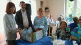 Pensjonariusze Dziennego Domu Seniora w Wągrowcu otrzymali książki i gry od czytelników biblioteki pedagogicznej