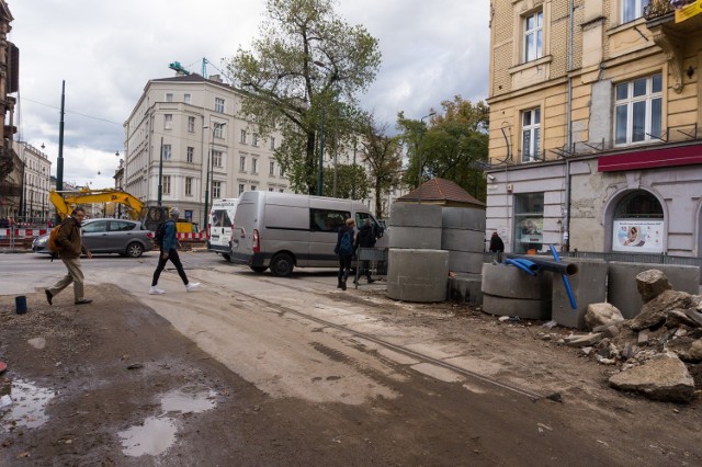 "Przystępując do przebudowy ul. Krakowskiej nie zakładano, by prace mogły zostać opóźnione przez badania archeologiczne. Roboty które wykonuje Zarząd Dróg Miasta Krakowa realizowane są na obszarze, który był przekopywany podczas wcześniejszych inwestycji drogowych" - informują urzędnicy miejscy.