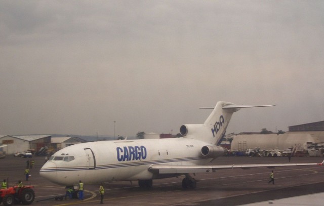Samolot linii Hewa Bora na lotnisku w Kinszasie