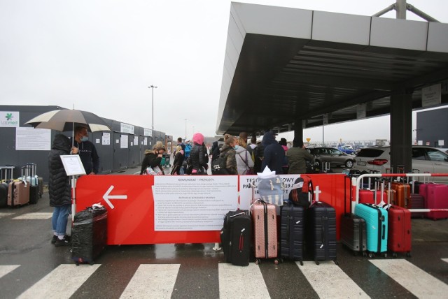 250 Ślązaków, którzy utknęli w środę na Dominikanie, przyleciało w sobotę do Katowic.

Zobacz kolejne zdjęcia. Przesuwaj zdjęcia w prawo - naciśnij strzałkę lub przycisk NASTĘPNE