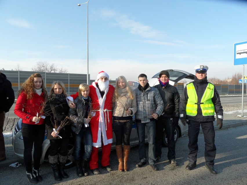 Akcja policyjna w Żorach: Kierowcy za drobne wykroczenia dostali rózgi od św. Mikołaja
