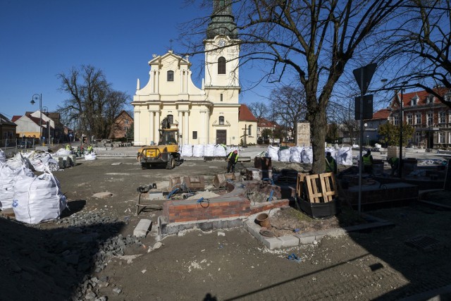 Plac przed kościołem pw. św. Mikołaja zmienia się nie do poznania