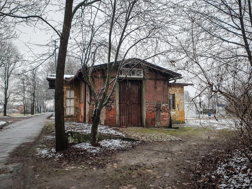 Dworzec PKP w Wilkowicach w ruinie