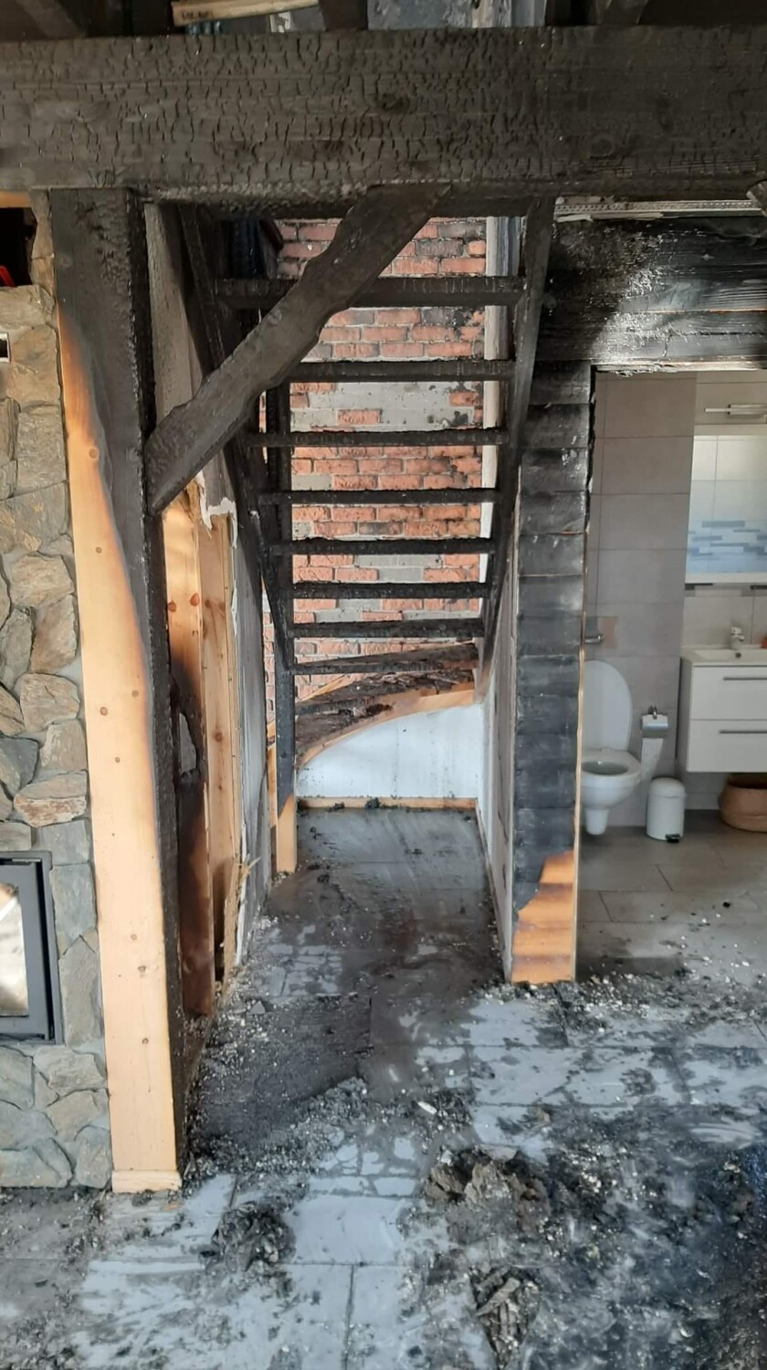 5 zastępów Straży Pożarnej ratowało dom w Łomnicy