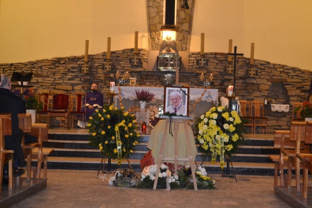Msza pogrzebowa została odprawiona 9 listopada 2022 roku w Kościele p.w. Chrystusa Króla w Wejherowie.