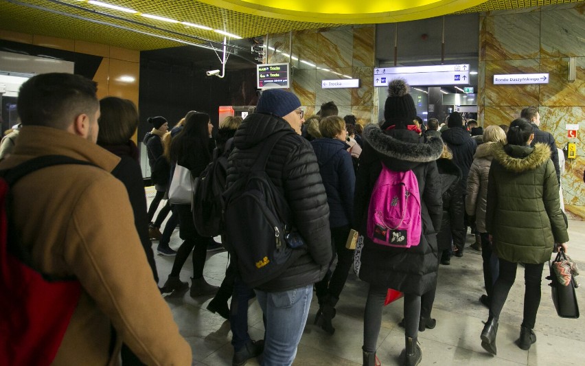 Przesiadki na Świętokrzyskiej to kiepski żart. Czy zostanie wprowadzony ruch jednokierunkowy w łączniku? Metro na razie nie potwierdza