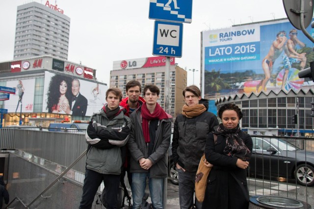 Od lewej: Jakub Romański, Jan Nawrocki, Paweł Sypniewski, Jakub Kuźmiński, Fatoumata Bocar Mayga - czyli licealiści, którzy są autorami akcji „Śmieci na wysokości”.