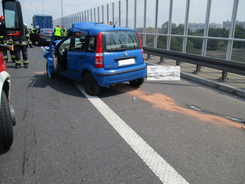 Wypadek w Gliwicach na A1: Osobówka uderzyła w naczepę, zginął kierowca