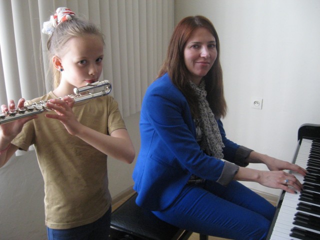 W szkole przy Teatralnej Hania Jagiełło ćwiczy z nauczycielką Małgorzatą Raminiak. Dziewczynka dziś wystąpi na festiwalu.
