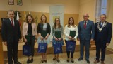Podczas sesji rady gminy Kościan wręczono stypendia zdolnym uczennicom [FOTO]