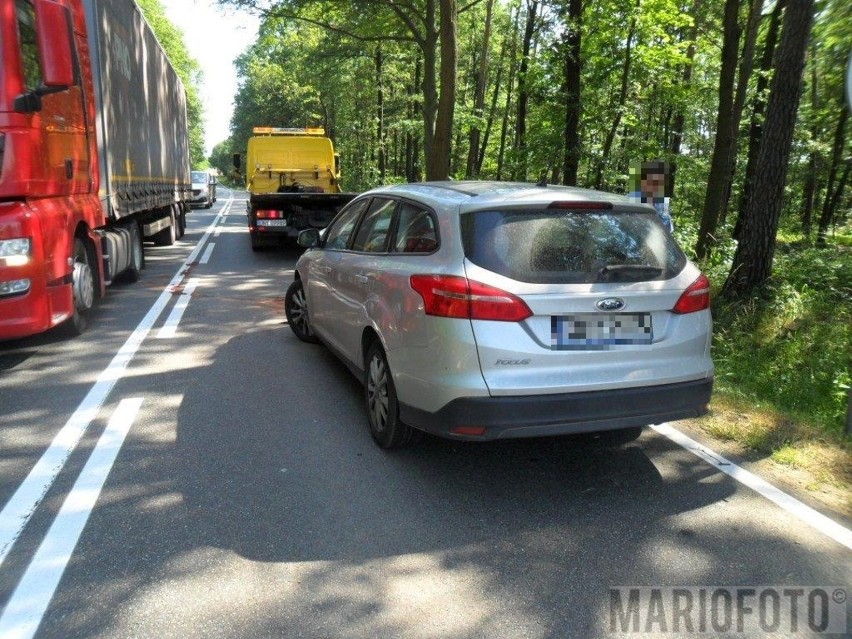 Wypadek w Jaczowicach. W poniedziałek rano na dk 46 zderzył się samochód osobowy z traktorem. Dwie osoby są ranne