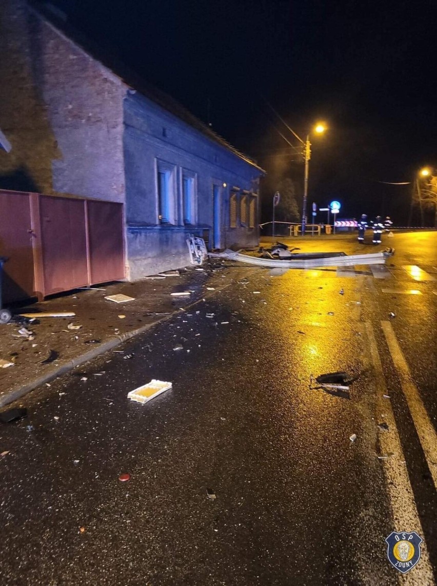 Pijany 19-latek wjechał w barierkę i uszkodził budynek w Zdunach. Miał zakaz prowadzenia pojazdów [ZDJĘCIA]