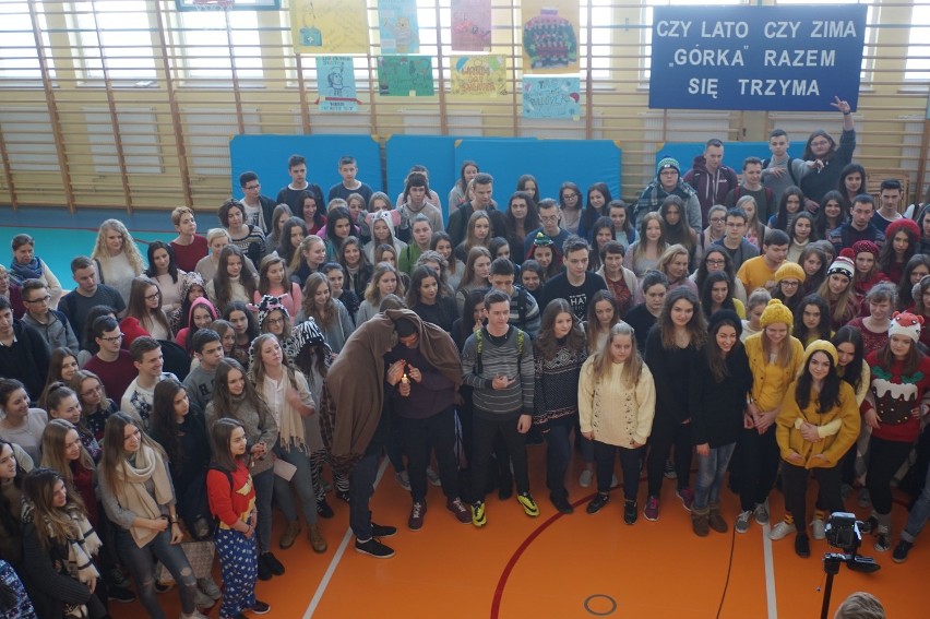 Kraśnik: Młodzież z "Górki" zachęcała do dbania o środowisko organizując Dzień Ciepłego Swetra FOTO