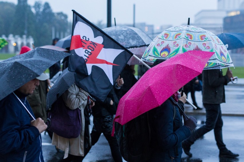 Kobiety znów wyszły na ulice. "Nie składają parasolek" [WIDEO]