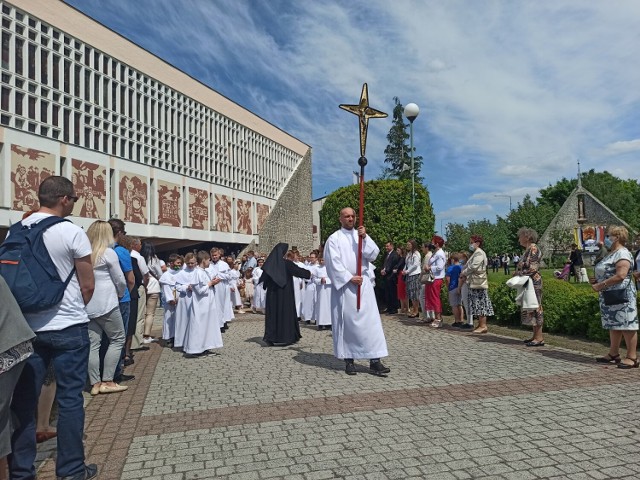 Procesja na Boże Ciało w parafii św. Maksymiliana w Koninie