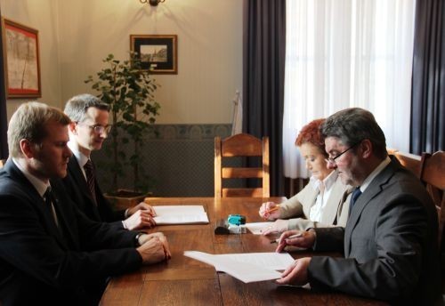 Umowę kredytową na budowę dwóch bloków KTBS podpisano w gabinecie prezydenta Kalisza.