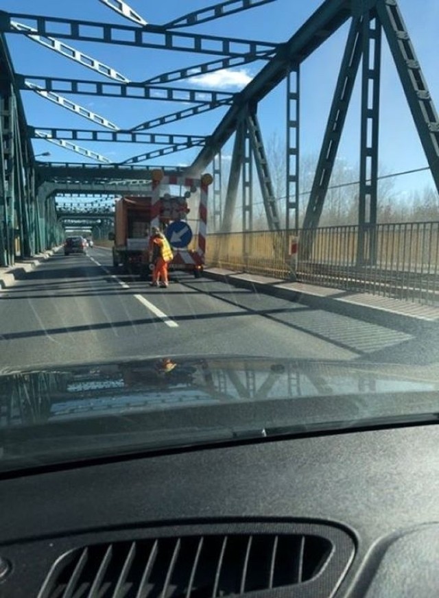 Służby drogowe sprzątają most fordoński. Tworzą się gigantyczne korki.