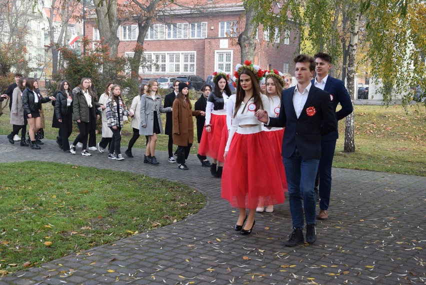 Taniec w wykonaniu uczniów LO im. K. K. Baczyńskiego w Nowej...