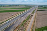 Trwa budowa S7 na północ od Warszawy. Prace drogowe postępują. 43 kilometry nowej trasy ułatwią połączenie stolicy z Gdańskiem