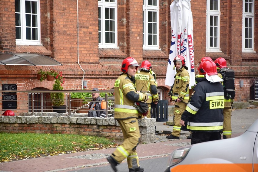Po ewakuacji budynku strażacy sprawdzili obiekt szukając...