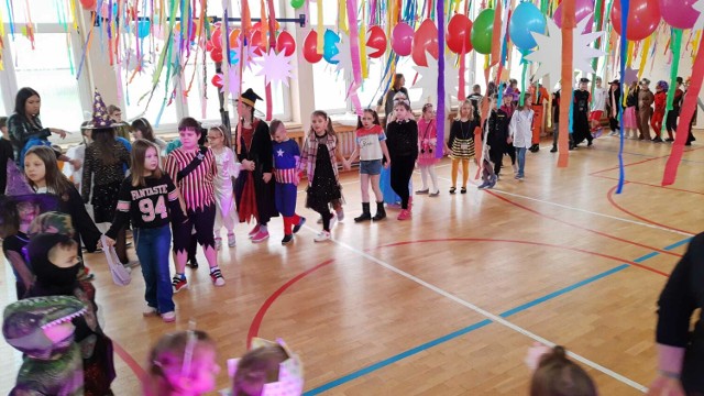 Bal karnawałowy dla uczniów i przedszkolaków w Szkole Podstawowej nr 9 w Zduńskiej Woli.