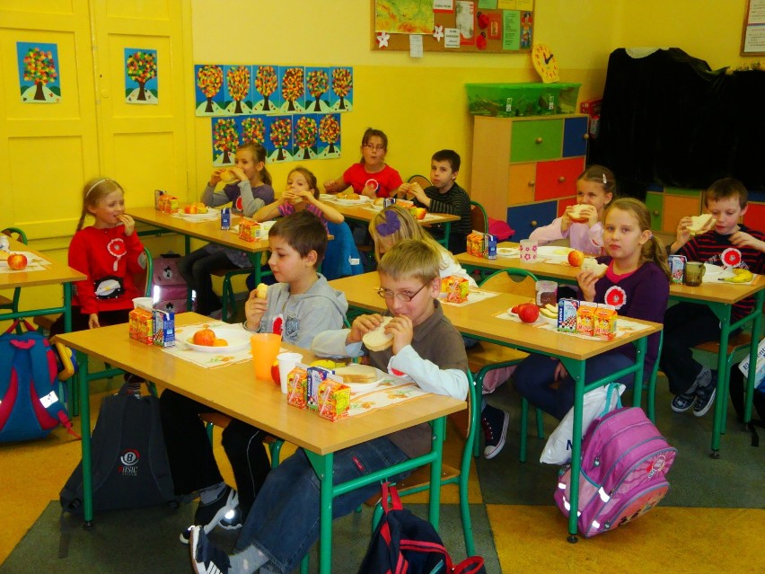 Uczniowie zjedli zdrowe śniadanie w Szkole Podstawowej w...