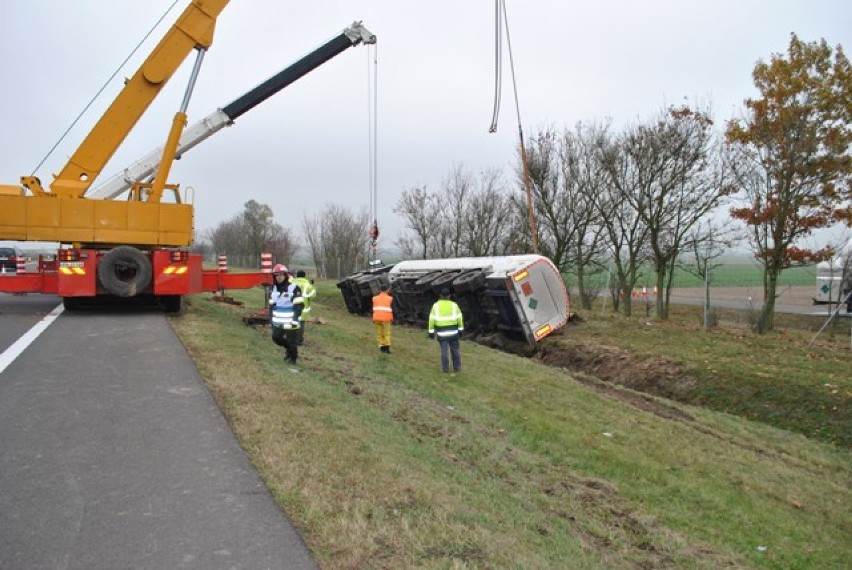 Wypadek na A2. Przewróciła się cysterna z ciekłym azotem