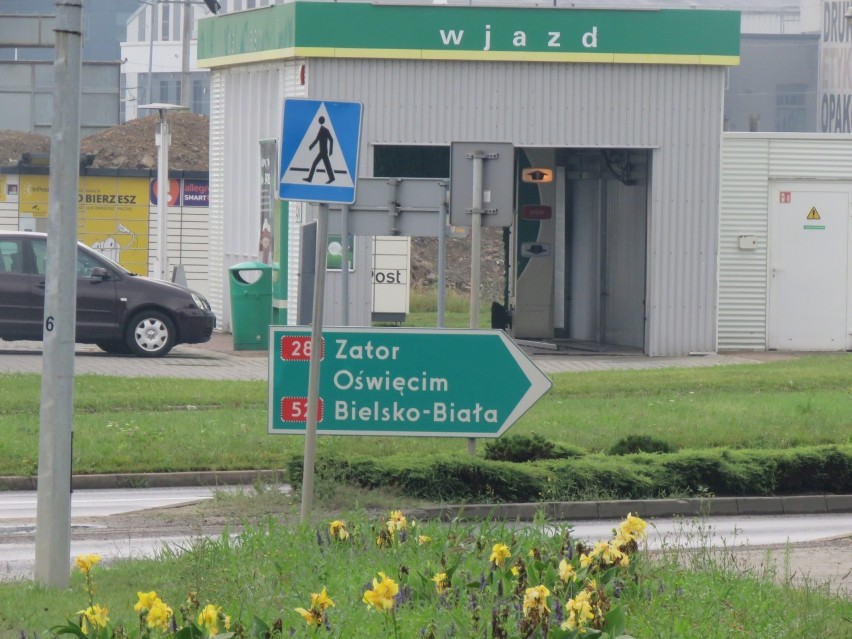 Rondo Okulickiego, gdzie spotykają się dwie krajówki  DK 28...