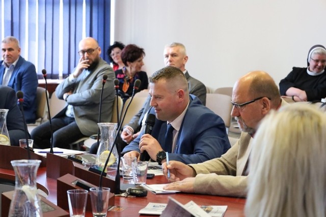 Radni głosowali nad udzieleniem wotum zaufania i absolutorium dla zarządu powiatu sępoleńskiego. Nie było głosu sprzeciwu