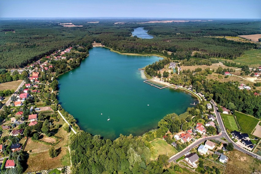 Jezioro Reczynek w Ośnie Lubuskim widziane z lotu ptaka, w...