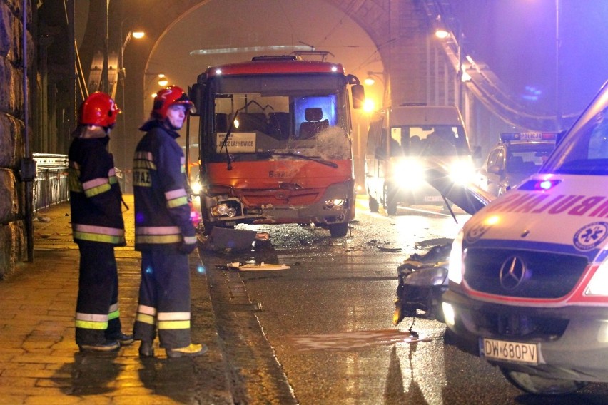 Czołowe zderzenie autobusu z samochodem osobowym na moście Grunwaldzkim. Jedna osoba nie żyje