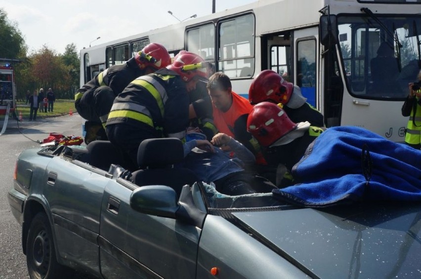 Wypadek w Żorach: zderzenie z autokarem szkolnym